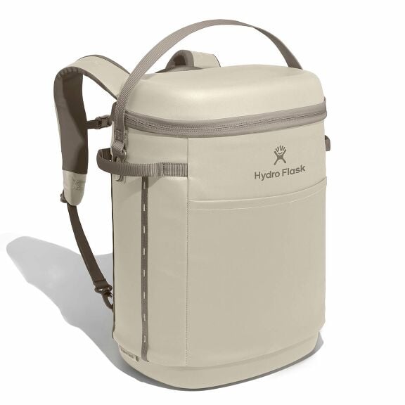 carryouttm-backpack-22-l-f5 18pco114-carryout-backpack-22l-oat-angled_1.jpg