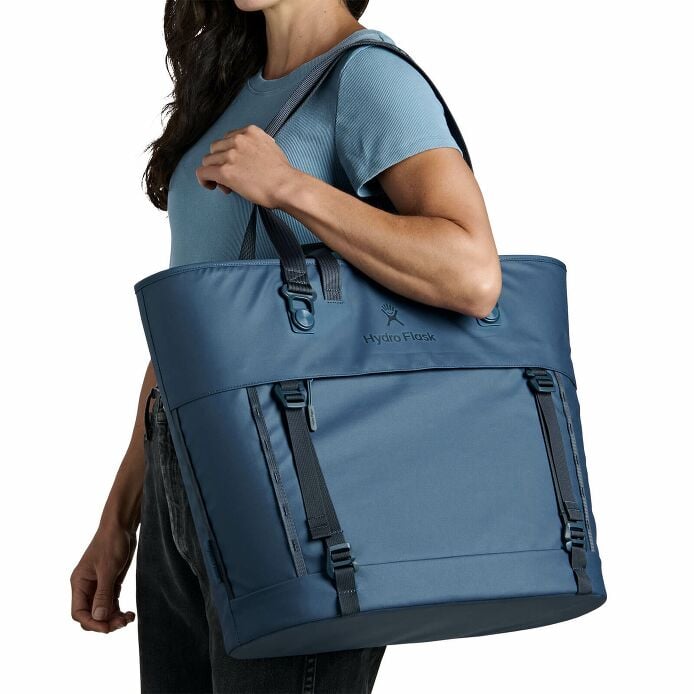 carryouttm-soft-cooler-tote-30-l-f5 250815_hydro_s26_hb_14614_2.jpg