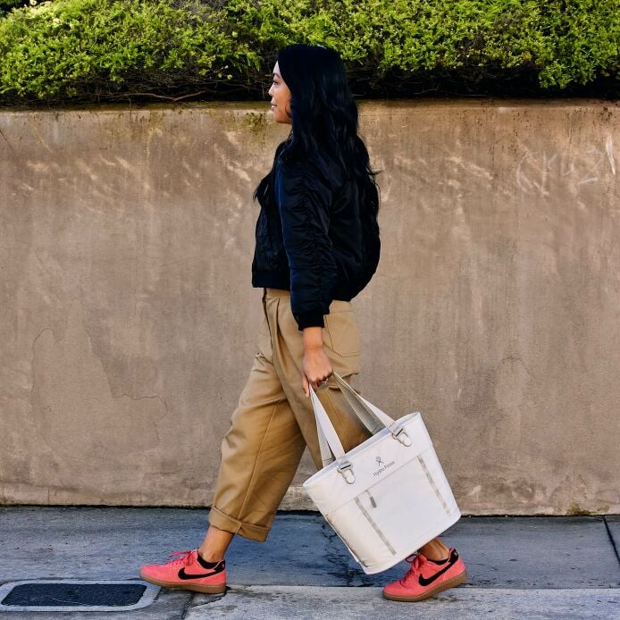 carryouttm-soft-cooler-tote-10-l-z2 hf_carryout_bouwer_d2_l1_stone_steps_0131_3.jpg