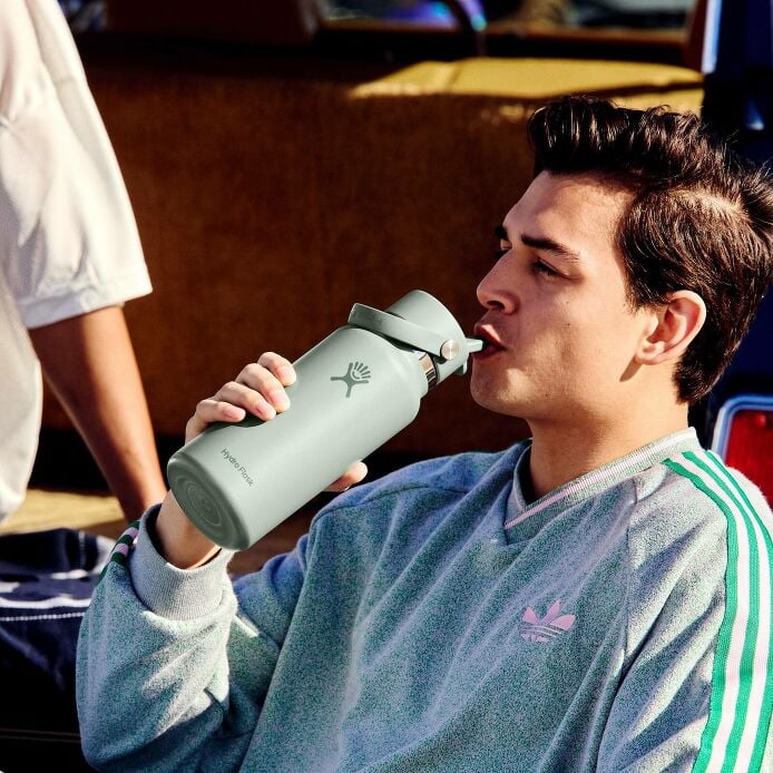 32-oz-wide-mouth-with-flex-straw-cap-q6 s25_tailgating_brouwer_exp-2028-06-01_04-6336_1__5.jpg